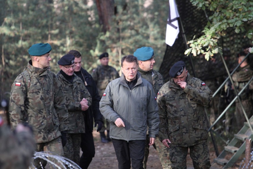 Nowa Dęba. Prezydent Andrzej Duda i minister obrony narodowej Mariusz Błaszczak spotkali się z ćwiczącymi żołnierzami [ZDJECIA]