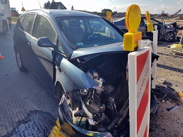 W czwartek 8 bm. na drodze w Paterku koło Nakła zginęła 73-letnia rowerzystka  potrącona przez samochód. Ale ratowników w ostatnich dniach wzywano nie tylko tam. W środę 7 października do niebezpiecznego zdarzenia doszło także po południu na drodze krajowej nr 5, w miejscowości Włóki (gmina Dobrcz). Czołowo zderzyły się tam dwa auta osobowe.  Ucierpiała jedna osoba. Zespół ratownictwa medycznego zabrał ją do szpitala.  Jak poinformowali strażacy z Dobrcza - jeden z kierowców oddalił się z miejsca zdarzenia przed przybyciem służb. DK nr 5 we Włókach to niebezpieczne miejsce. Stosunkowo często dochodzi tu do kolizji i wypadków, także śmiertelnych.