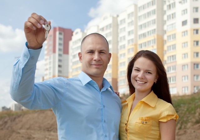 Zakup mieszkania to marzenie wielu Polaków, jednak wysokie ceny utrudniają jego spełnienie.