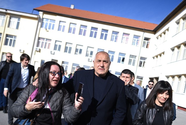 Według najnowszych prognoz, po niedzielnych wyborach parlamentarnych w Bułgarii na pierwszym miejscu znajduje się centroprawicowa koalicja GERB