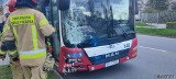 Wypadek z udziałem 14 osób. Na Chabrach autobus MZK zderzył się z samochodem