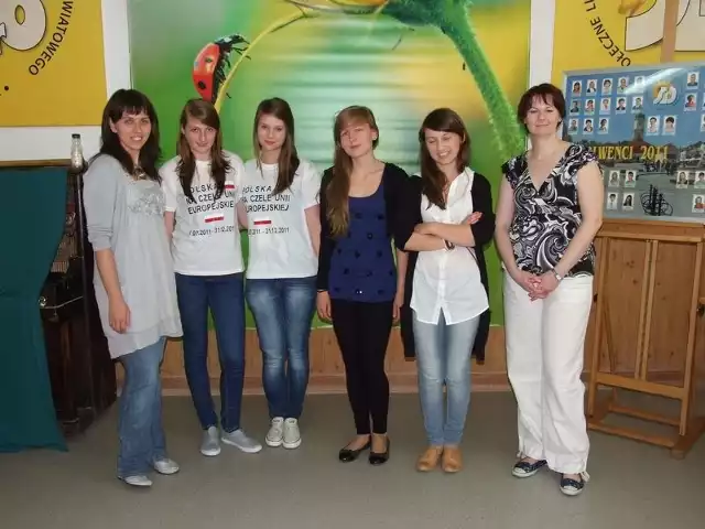 Dwie zwycięskie grupy oraz koordynatorki projektu. Od lewej: Justyna Zakrzewska, Karolina Laskowska, Julia Giedzicz, Zuzanna Hościłowicz, Adrianna Truszkowska, Elżbieta Kurian