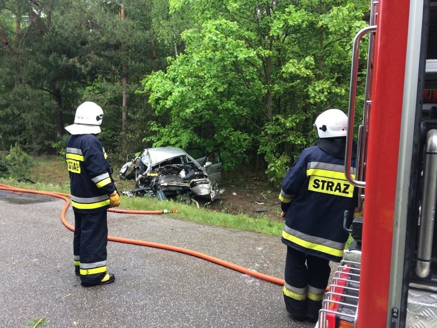 Gmina Kazanów. Poważny wypadek w Niedarczowie. Opel wbił się w drzewo, ciężko ranny młody kierowca