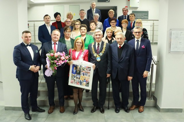 Nowym przewodniczącym Rady Miasta został Dominik Penar, jego zastępcą Andrzej Mentel. Jolanta Moćko zajęła stanowisko dyrektorskie w UM. Na emeryturę po 37 latach pracy odeszła sekretarz miasta Dorota BąkZobacz kolejne zdjęcia/plansze. Przesuwaj zdjęcia w prawo naciśnij strzałkę lub przycisk NASTĘPNE