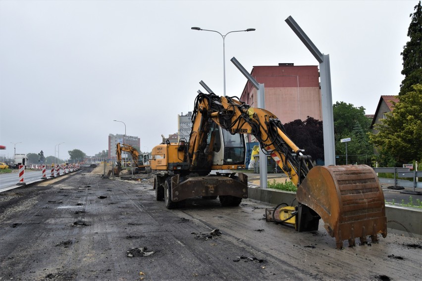 Centrum przesiadkowe Opole Wschodnie. Usunięty asfalt i...