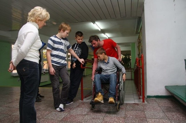 Uczniowie przekonali się m.in. na jakie przeszkody może natknąć się w szkole osoba, która jeździ na wózku inwalidzkim. Po takiej lekcji wszyscy zgodnie przyznawali, że to nie jest bułka z masłem.