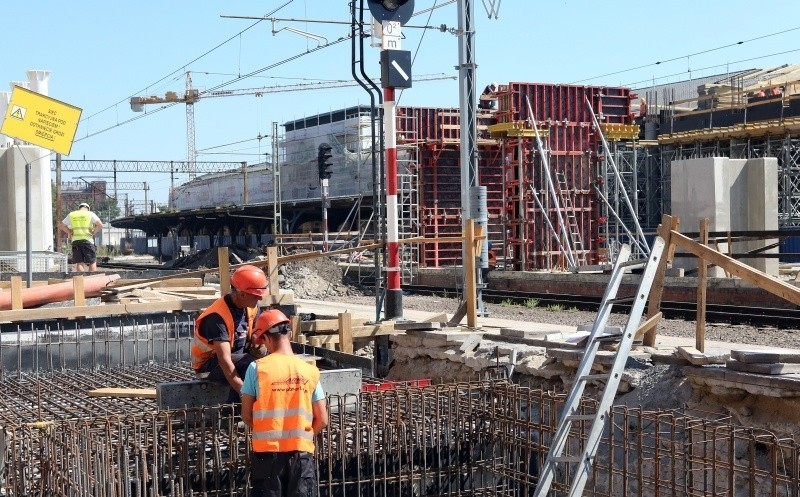 PKP zapowiada podjęcie akcji poprawy wyglądu muru oporowego,...