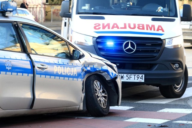 Po wypadku w Świdnicy dwóch policjantów zostało przewiezionych do szpitala