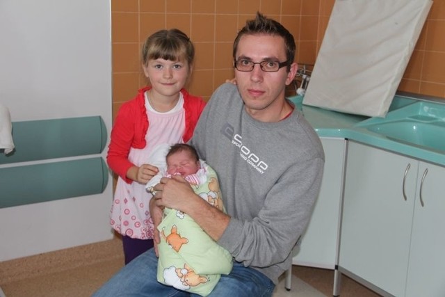 Alicja Tyszka, córka Mileny i Janusza z Rozwór, gm. Rzekuń urodziła się 20 sierpnia. Ważyła 3850 g, mierzyła 60 cm. Na zdjęciu z tatą i siostrą Asią &#8211; 6 lat