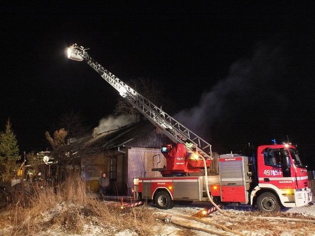 Ogień przemieszczał się pod dachem, ewakuowano wszystkich mieszkańców budynku.