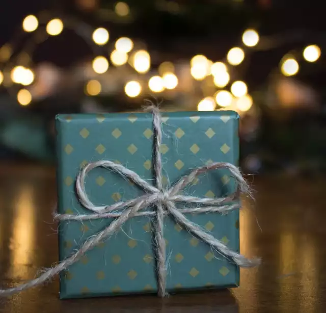 Jak zapakować prezent? Sposoby na ciekawe pakowanie prezentów | e-Mieszkanie