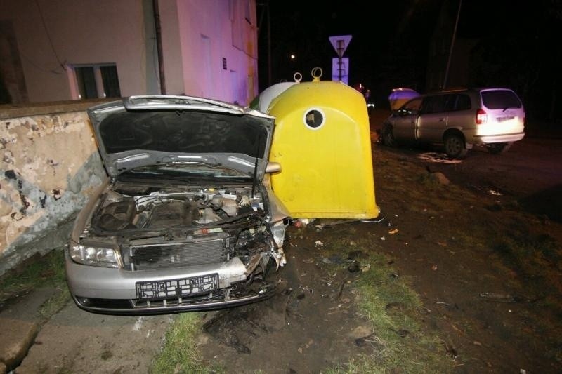 Wypadek w Świniarach. Opel wiozący 7 osób wypadł z drogi i uderzył w audi (ZDJĘCIA)