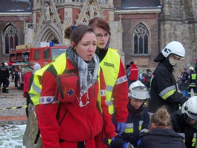 Pokazy ratownicze na początek finału WOŚP w Nysie. Studenci - ratownicy z koła naukowego COR przy Państwowej Wyższej Szkole Zawodowej w Nysie, miejscowa straż pożarna oraz OSP z Prusinowic sprawnie zorganizowały akcję ratunkową po dużym wypadku.