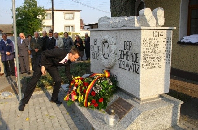 W imieniu TSKN kwiaty pod pomnikiem złożył Rafał Bartek.