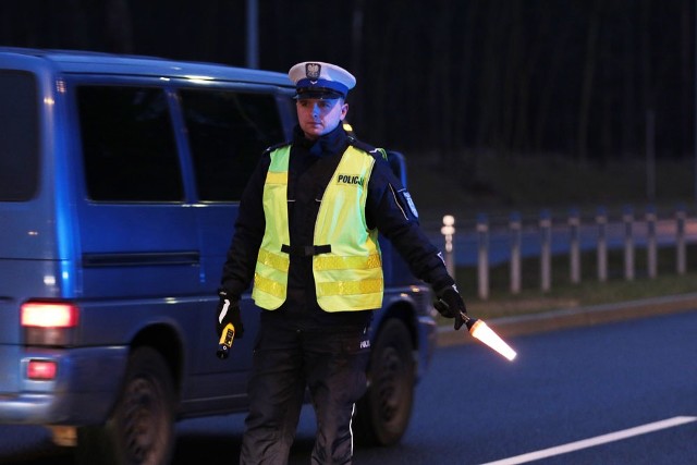 (pij)Zielonogórska drogówka w poniedziałek, 1 lutego pojawiła się na Trasie Północnej. Kontrola trzeźwości ruszyła około godz. 6.45. Policjanci sprawdzali kierujących, którzy jechali od strony S3 w kierunku ronda Rady Europy.W alkomaty tradycyjnie dmuchali wszyscy kierowcy. Jedna osoba dalej nie pojechała. Kierujący suzuki wydmuchał 0,3 promila alkoholu. Mężczyzna był skacowany, ale do pica alkoholu nocą się nie przyznawał. Udawał zdziwionego sytuacją. Policjanci zatrzymali mężczyźnie prawo jazdy. Za dopuszczenie się wykroczenia (do 0,5 promila alkoholu) stanie przed sądem, który zadecyduje na jak długo straci on uprawienia do kierowania samochodami.