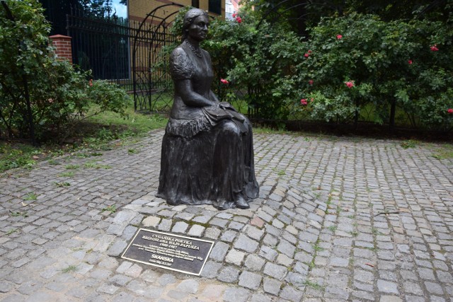 Pamiątkowa tablica Papuszy wróciła do Parku Wiosny Ludów pod jej pomnik.
