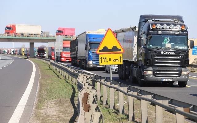 Wypadek na A1 koło Kutna miał miejsce w pobliżu wsi Grotowice . Autostrada A1 zablokowana. Tir przewrócił się po uderzeniu w samochód utrzymujących autostradę. Są ranni. CZYTAJ DALEJ >>>>