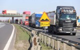 Wypadek na A1 koło Kutna. Tir przewrócił się na A1. Autostrada A1 zablokowana