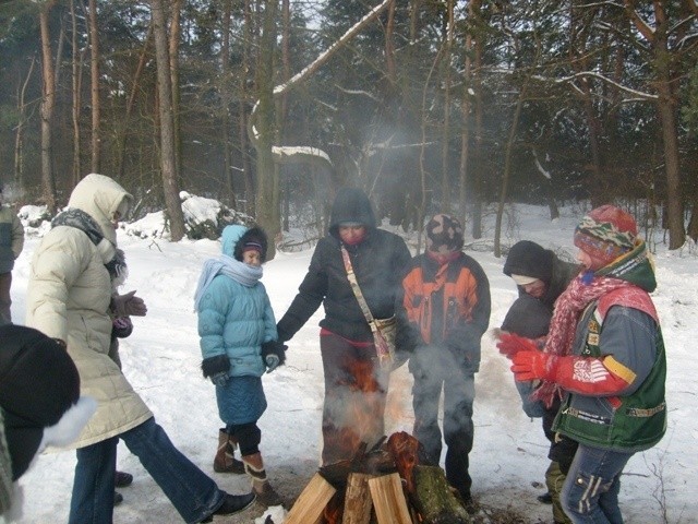 Po zimowych zabawach na stadionie dzieci bawiły się przy ognisku.