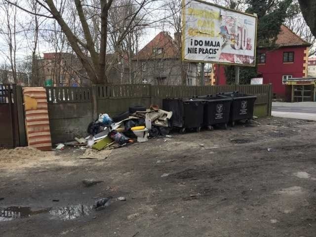 Śmieci wielkogabarytowe leżą przy ul. Poniatowskiego.