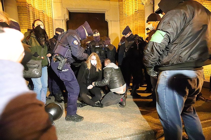 Kolejna manifestacja kobiet w sprawie aborcji pod łódzką katedrą. Przyszło kilkaset osób