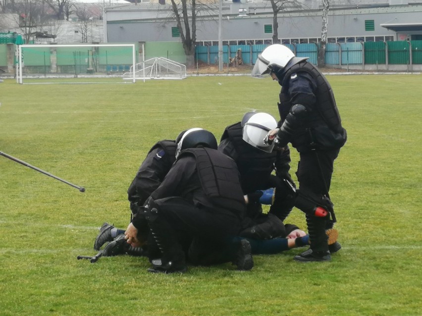 Rozróba na meczu Okocimski Brzesko - Tarnovia. Policja użyła armatki, są zatrzymani i ranni