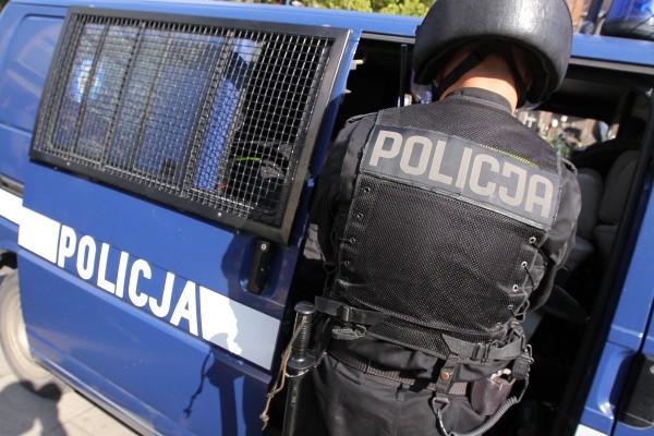 Policjanci z Gościna zatrzymali wczoraj 26- letniego mężczyznę, który w jednym z kołobrzeskich banków zażądał od pracującej tam kobiety wydania pieniędzy. Sprawca został umieszczony w policyjnym areszcie.