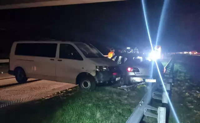 Niewątpliwie 19-letni obywatel Ukrainy chciał pomóc. W efekcie za dobre intencje zapłaci słony mandat. A wszystko przez mało rozsądne holowanie na autostradzie pod Łodzią. ZOBACZ ZDJĘCIA