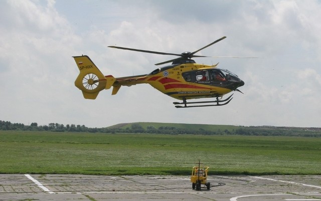 W Bolesławiu, w ciągu DK 94, do poszkodowanego w wypadku samochodowym wezwano helikopter LPR