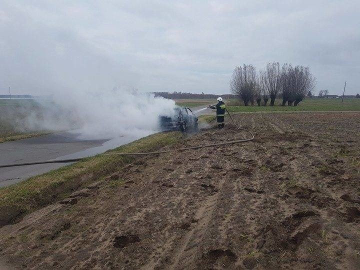 Płomienie, które zauważono wczoraj wczesnym popołudniem,...