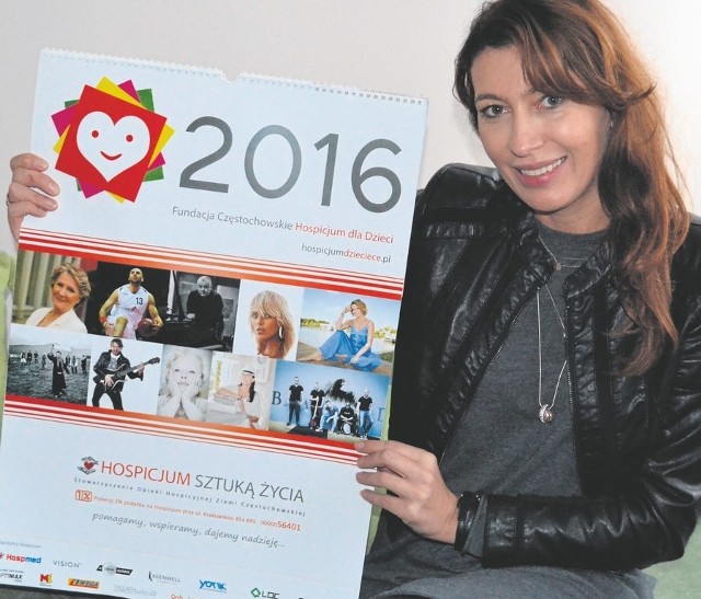 Dagmara Jarosik z częstochowskiego hospicjum prezentuje kalendarz na 2016 rok. Otrzyma go ten, kto kupi cegiełkę