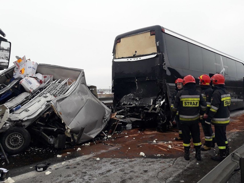 Wypadek na DK 1 koło Radomska. Ciężarówka zderzyła się z busem. Ranni [ZDJĘCIA]