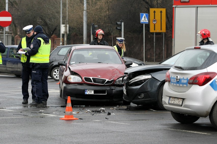 Wypadek na skrzyżowaniu Wyszyńskiego i Sienkiewicza. Trzy osoby są ranne (ZDJĘCIA)