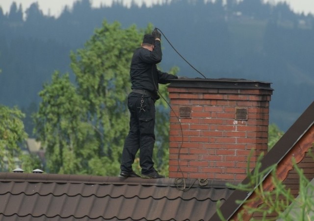 Komin bezpieczeństwa to gwarancja awaryjnego źródła ciepła, kiedy nie można skorzystać z innych systemów ogrzewania. W sytuacji awaryjnej umożliwia podłączenie paleniska na paliwo stałe (drewno lub pellet), co pozwala przetrwać krytyczny okres