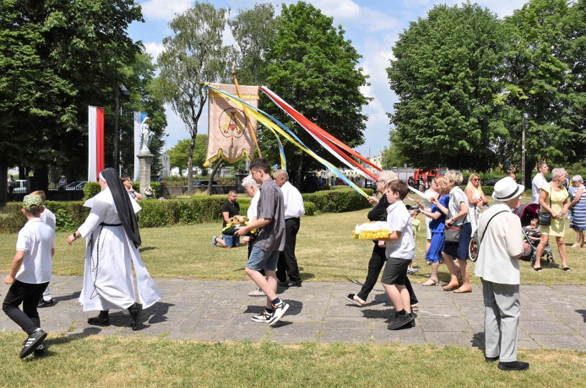 Miejska procesja Bożego Ciała ulicami Inowrocławia. Poprzedziła ją msza święta w kościele Zwiastowania NMP. Mamy zdjęcia