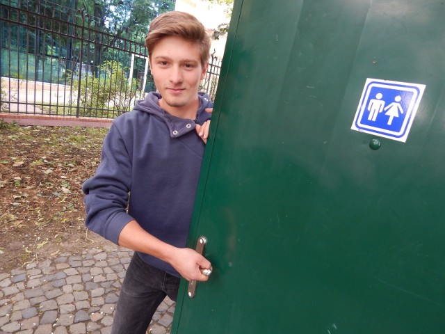 - Darmowe toalety miejskie, w najgorszym wypadku, powinny być rozmieszczone co tysiąc metrów - mówi nam Wojciech Krystkiewicz z Wojcieszyc, uczeń gorzowskiego Elektryka.