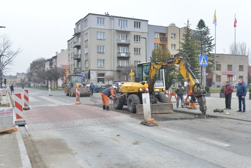 Budują nowe przejścia i progi zwalniające prędkość na kolejnych ulicach w centrum Radomia 