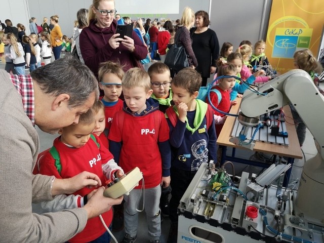 W ramach Opolskiej Ligi Robotów powstał projekt „Od przedszkolaka do inżyniera”, mający na celu umożliwienie innym uczniom oraz przedszkolakom poznanie fascynującego świata robotów oraz logicznego myślenia i kreatywności.