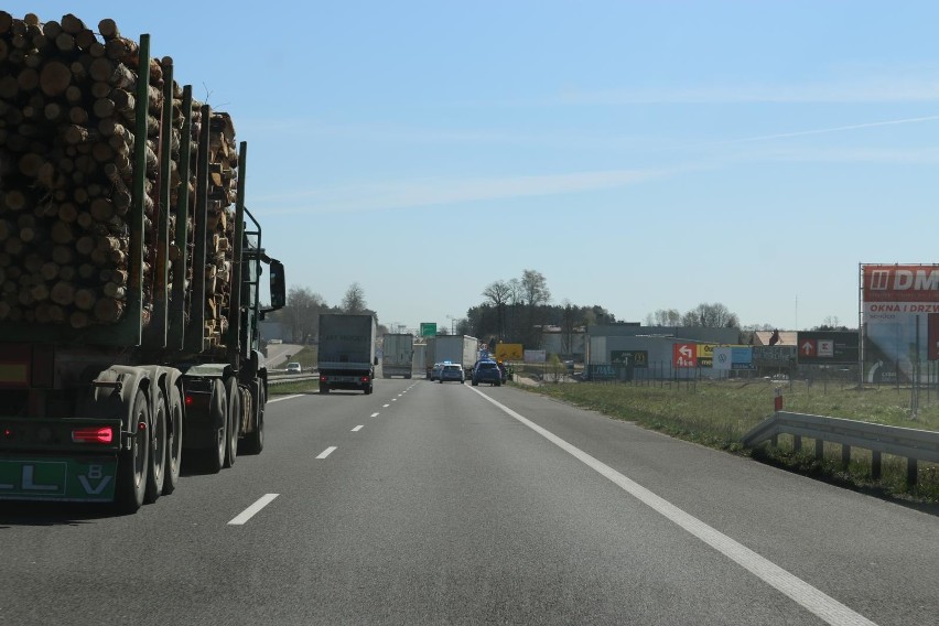 Łyski. Zderzenie tirów na trasie S8. Droga zablokowana             