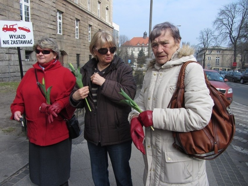 Dzień Kobiet 2014 w Poznaniu: Kwiaty dla pań na ul. Fredry