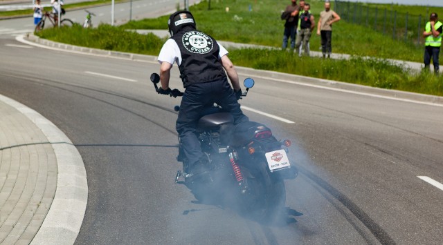 20 maja 2017 r. w Rzeszowie został pobity rekord Guinnessa w jeździe na motocyklu z jednoczesnym tzw. paleniem gumy. Wyczynu tego dokonał Maciej „DOP” Bielicki, czołowy zawodnik polskiego stuntu, czyli akrobatycznej jazdy na motocyklu, i jedyny w kraju stunter wykonujący tricki na motocyklu marki Harley-Davidson.fot. Jacek A. Janczak