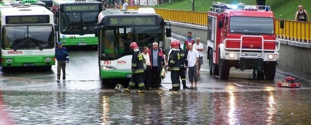 Strażacy znów musieli wypompowywać wodę spod wiaduktu. Jezdnia w niedzielę była całkowicie zalana. Kierowcy czekali na odblokowanie drogi w gigantycznych korkach. Zatrzymane zostały miejskie autobusy.