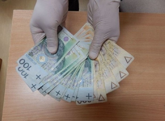 Policjanci odzyskali dwa tysiące złotych.