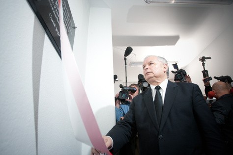 W łódzkim biurze PiS prezes Kaczyński odsłonił tablicę...