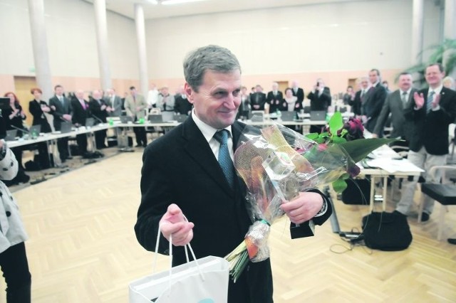 Radni woj. lubuskiego wyróżnili kapitana Tadeusza Wronę tytułem honorowego obywatela miasta. Wręczyli mu też pamiątki z Lubuskiego oraz bukiet czerwonych róż.