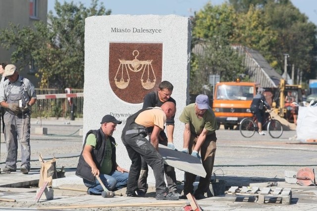 W centralnym punkcie placu stanęła dominanta z historycznym herbem miasta Daleszyce.