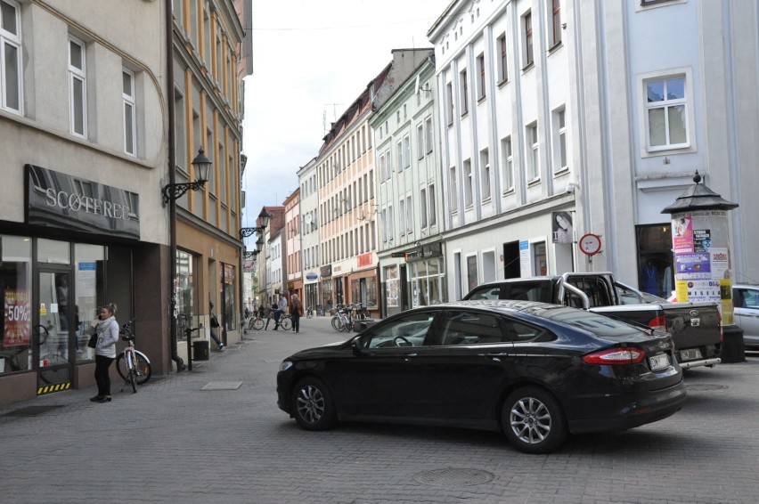 Ulica Krakowska w Kluczborku to deptak. Często wygląda...