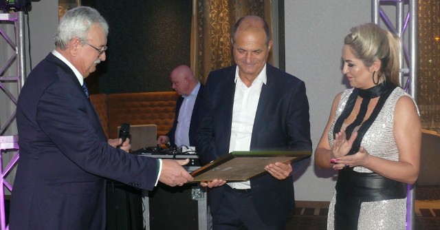 Spotkanie w hotelu Aviator. Profesor Dariusz Kosior (w środku) otrzymał list gratulacyjny od radomskiej loży Business Centre Club, z lewej kanclerz honorowy loży Jerzy Kowal, z prawej obecna kanclerz loży BCC Izabela Seweryn.