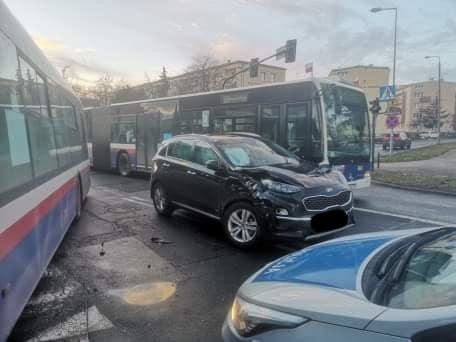 Do zderzenia autobusu i samochodu osobowego doszło w czwartek 21 stycznia br. na skrzyżowaniu ulic Skłodowskiej-Curie i Jurasza