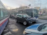 Bydgoszcz. Zderzenie autobusu i samochodu osobowego na skrzyżowaniu ulic Skłodowskiej-Curie i Jurasza 